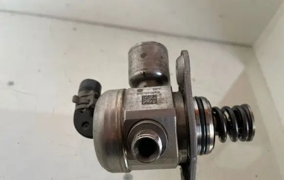 Seat Ateca Fuel injection high pressure pump 04E127025B