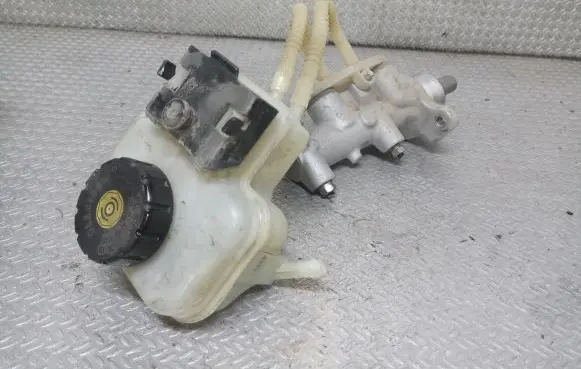 Master brake cylinder