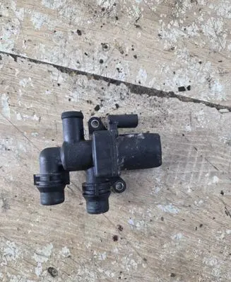 Volkswagen Golf V Coolant heater control valve 1k0820036