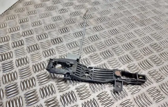 Mazda 6 Front door exterior handle/bracket R8375