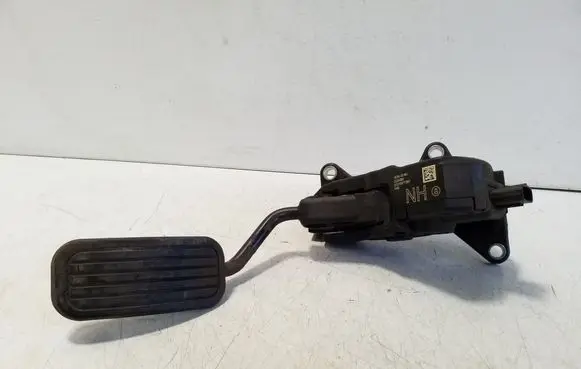 Accelerator throttle pedal