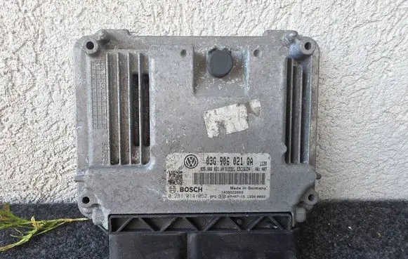 Volkswagen Golf V Engine control unit/module 03G906021QA