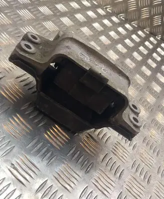 Volkswagen PASSAT B6 Engine mount bracket 3C0199555