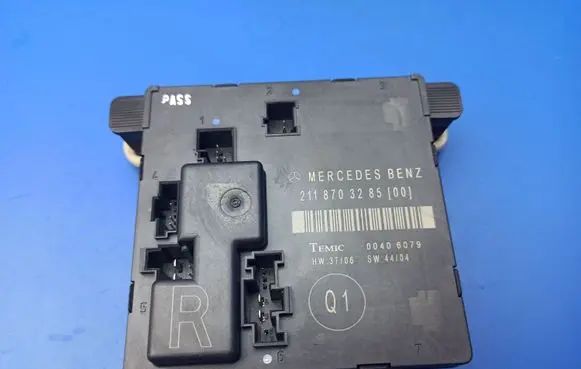 Mercedes-Benz E W211 Door control unit/module 2118703285 00406079