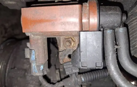 Volvo V50 Turbo solenoid valve 08t071