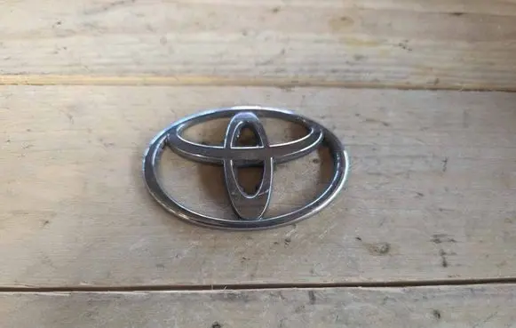 Toyota Corolla E120 E130 Manufacturers badge/model letters 3280T010