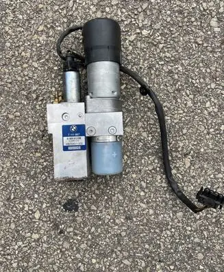 BMW 5 E60 E61 Tailgate hydraulic pump motor 7111867