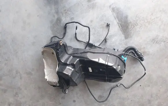 Audi Q7 4M AdBlue liquid reservoir 4M0181878BF