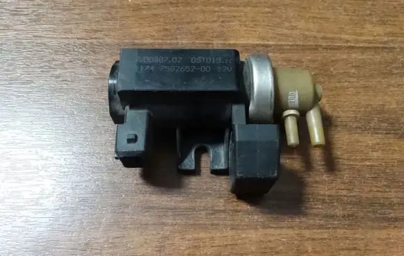 BMW M5 Turbo system vacuum part 7582652