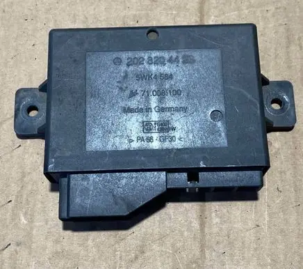 Mercedes-Benz E W124 Comfort/convenience module 2028204426 71008100 5WK4584