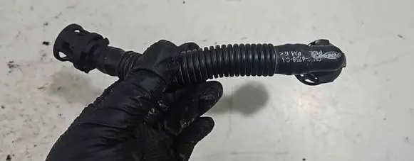 Ford Focus Breather hose/pipe CM5G6758CA