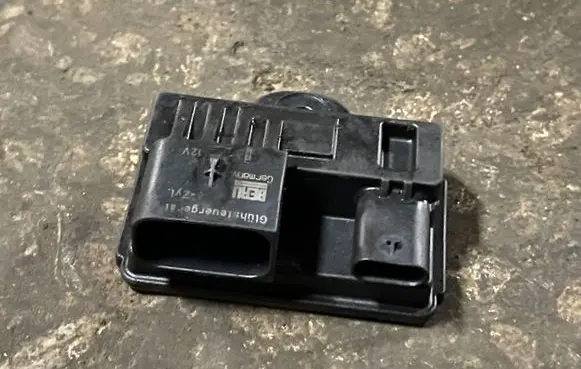 BMW 5 F10 F11 Glow plug pre-heat relay 8519472 130905 0522140104
