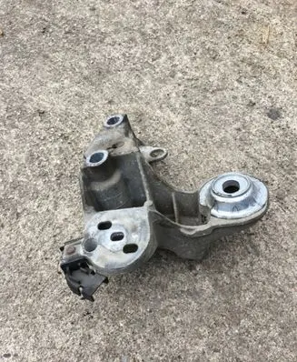 Audi A4 S4 B7 8E 8H Engine mounting bracket 8E0199352N