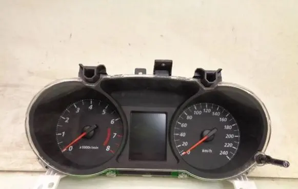 Mitsubishi Lancer VIII Speedometer (instrument cluster) 8100C331