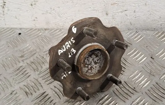 Toyota Auris 150 Rear wheel hub 4245012110
