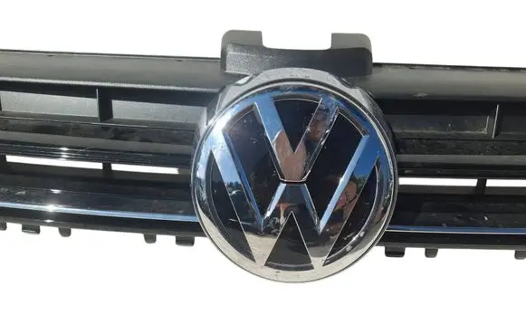 Volkswagen Golf VII Front bumper upper radiator grill 5G0853653E
