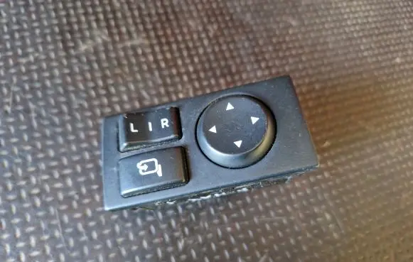 Isuzu D-Max Wing mirror switch