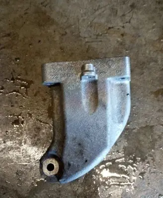 Mercedes-Benz CLS C218 X218 Engine mounting bracket A6422233404