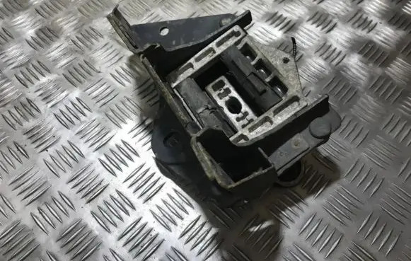 Ford Mondeo Mk III Engine mount bracket 1s717m123bd
