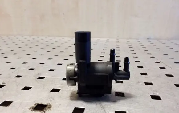 Volkswagen Touareg I Vacuum valve 1K0906283A