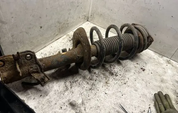 Nissan X-Trail T31 Front shock absorber with coil spring 7525