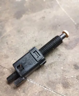 Audi A4 S4 B5 8D Brake pedal sensor switch 811907343B