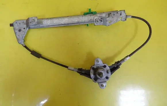 Rear door manual window regulator