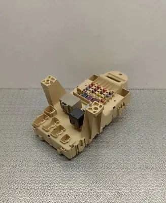 Toyota Yaris Fuse module 827300D040 131809210305