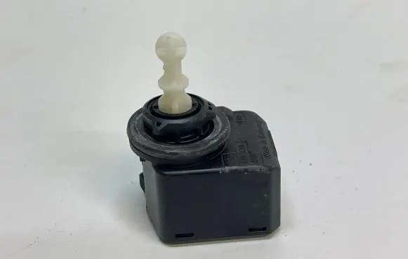 Volkswagen Golf V Headlight level adjustment motor 008830