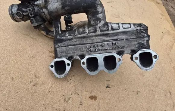 Volkswagen Bora Intake manifold 038129713J