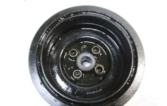 Volkswagen Golf IV Crankshaft pulley 03G105243