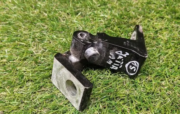 Volkswagen Jetta VI Front door lower hinge 8K0831402G