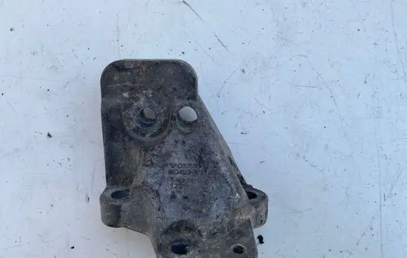 Volvo S80 Engine mounting bracket 8634123