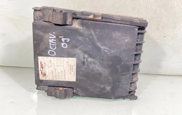 Skoda Octavia Mk2 (1Z) Fuse box cover 1k0937132f