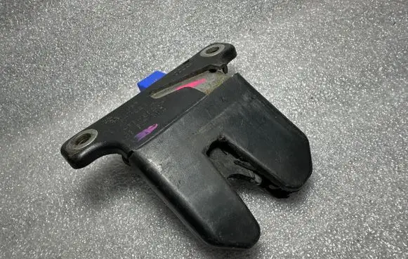 Audi A6 S6 C5 4B Tailgate/trunk/boot lock/catch/latch 4B5827505