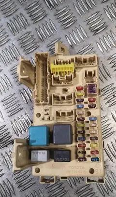Toyota Avensis T250 Fuse module 82641ca010f