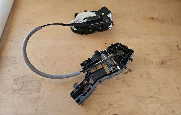 Volkswagen PASSAT B8 Front door lock 5E2837015