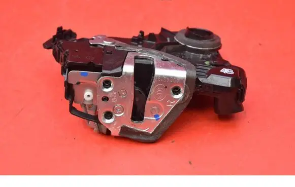 Toyota Auris E180 Front door lock A084219