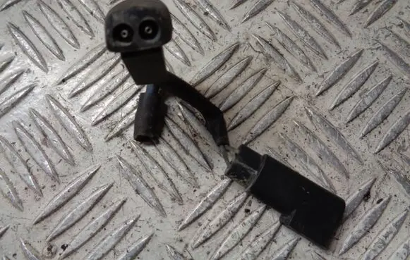 Ford Grand C-MAX Windshield washer spray nozzle 