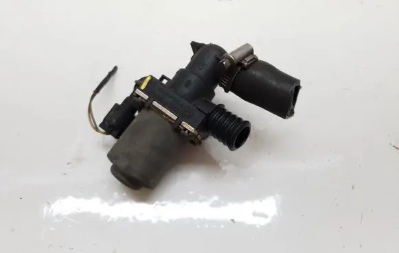 BMW 5 E39 Coolant heater control valve 8379921