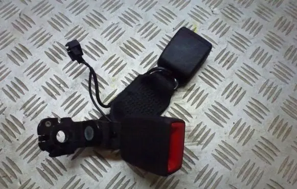 Middle seatbelt buckle (rear)