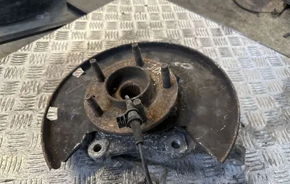 Opel Astra J Front wheel hub