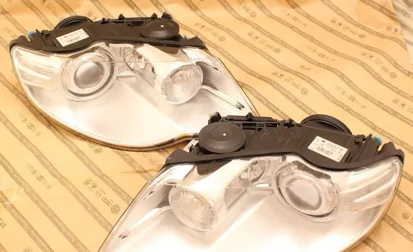 Volkswagen Touareg I Headlights/headlamps set 7L6941031C 7L6941032C