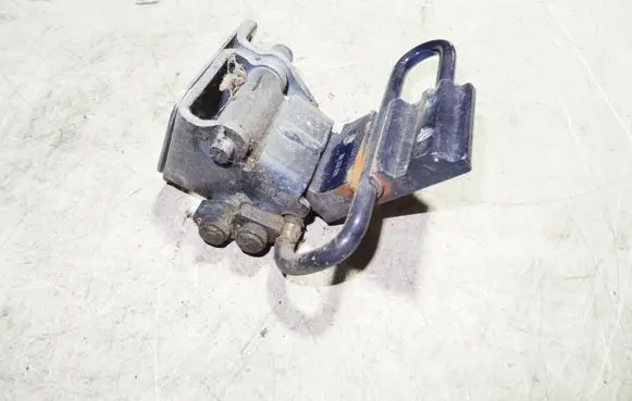 Audi A4 S4 B7 8E 8H Rear door lower hinge 8E0833412