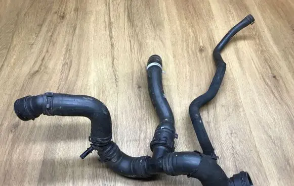 Land Rover Range Rover Sport L494 Engine coolant pipe/hose FPLA8584CB