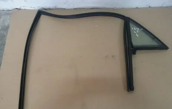 Hyundai i20 (GB IB) Front door glass trim molding 
