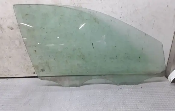 Volkswagen Polo IV 9N3 Front door window glass four-door 