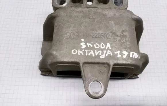 Skoda Octavia Mk1 (1U) Engine mount bracket 1J0199555