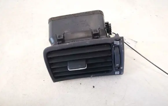 Toyota Avensis T250 Dash center air vent grill
