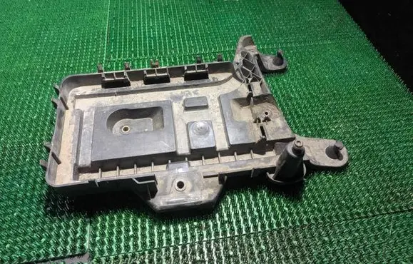 Volkswagen Touran I Battery box tray 1K0915333C